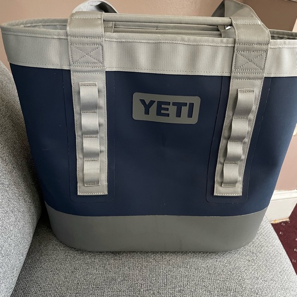 YETI Camino 20 CarryAll Tote Navy & Gray Tote great condition - Picture 2 of 5